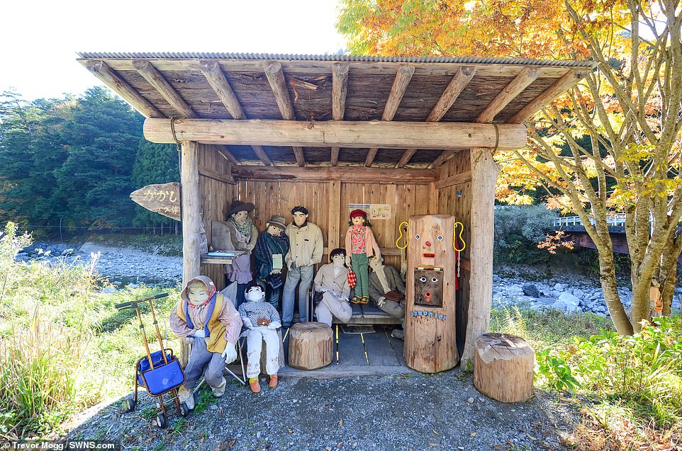 Ngôi làng nhỏ Nhật Bản mọi góc đều có búp bê bằng rơm 