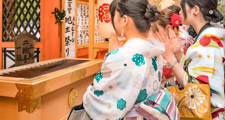 phong tục truyền thống tại đền thờ ở Nhật